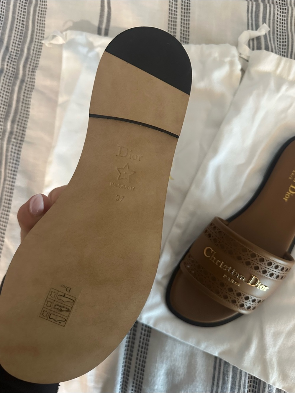 D-Lane Slide Camel Calfskin with Openwork Microcannage Motif 37 - Picture 5 of 6
